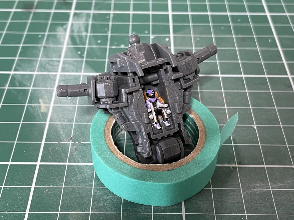 コックピットは怖くて開けられないので、こちらが見納めのパイロットスーツ姿のムウさんです・・・シートも頑張って塗りましたがほとんど見えず笑