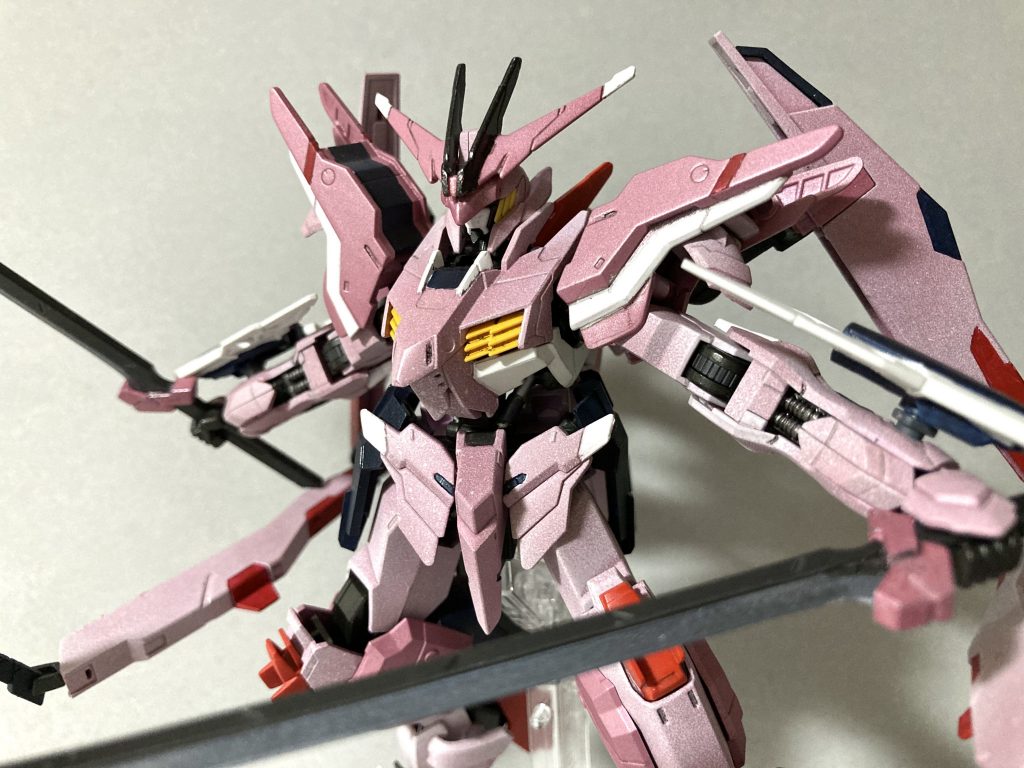 マルコシアスはほかの公式ガンダムフレームよりフルアーマー感を強く感じたんですが、理由はこの胸の装甲かなぁ。足首などもゴツいですが。