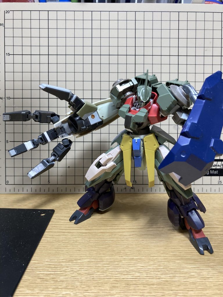 右手はシャーマンキングのゴーレム、黒雛、ルシフェル等のロマン手を参考にしました。手首のポリキャップで接続しているので腕が太くなければ他のガンプラ にも装着できます。