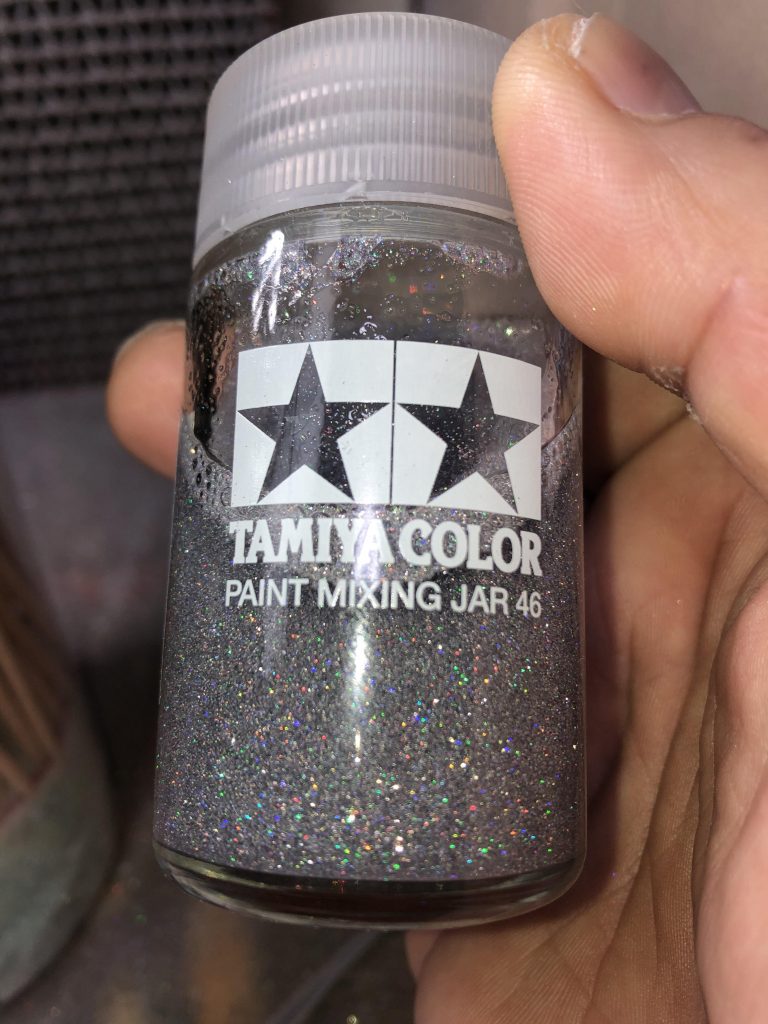 セリア、ユニコーンパウダーの希釈した物です。タミヤのスペアボトル大にガイアＥＸクリアーを１５のメモリまで投入、パウダーを３個投入し、ガイアの溶剤をボトルのフタの最下部辺りまで入れれば大体のエアブラシで吹き付け出来ると思います。