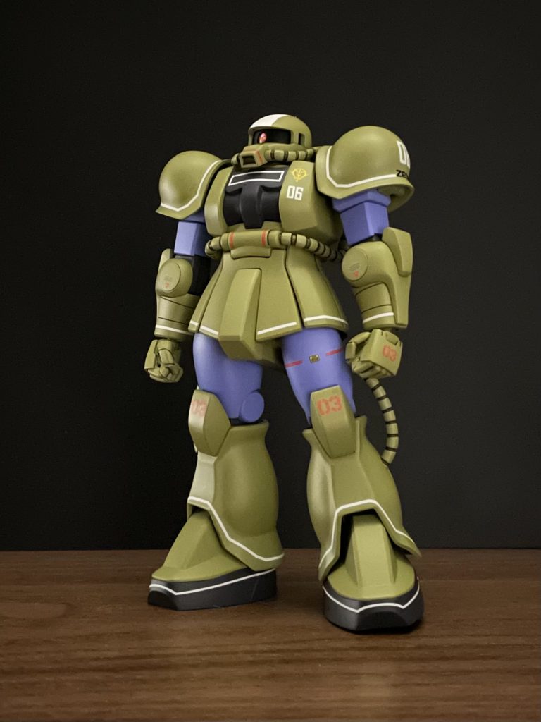 設定画が武器なしでしたので持たせていません。曲面へのラインデカール貼りは苦労しました。