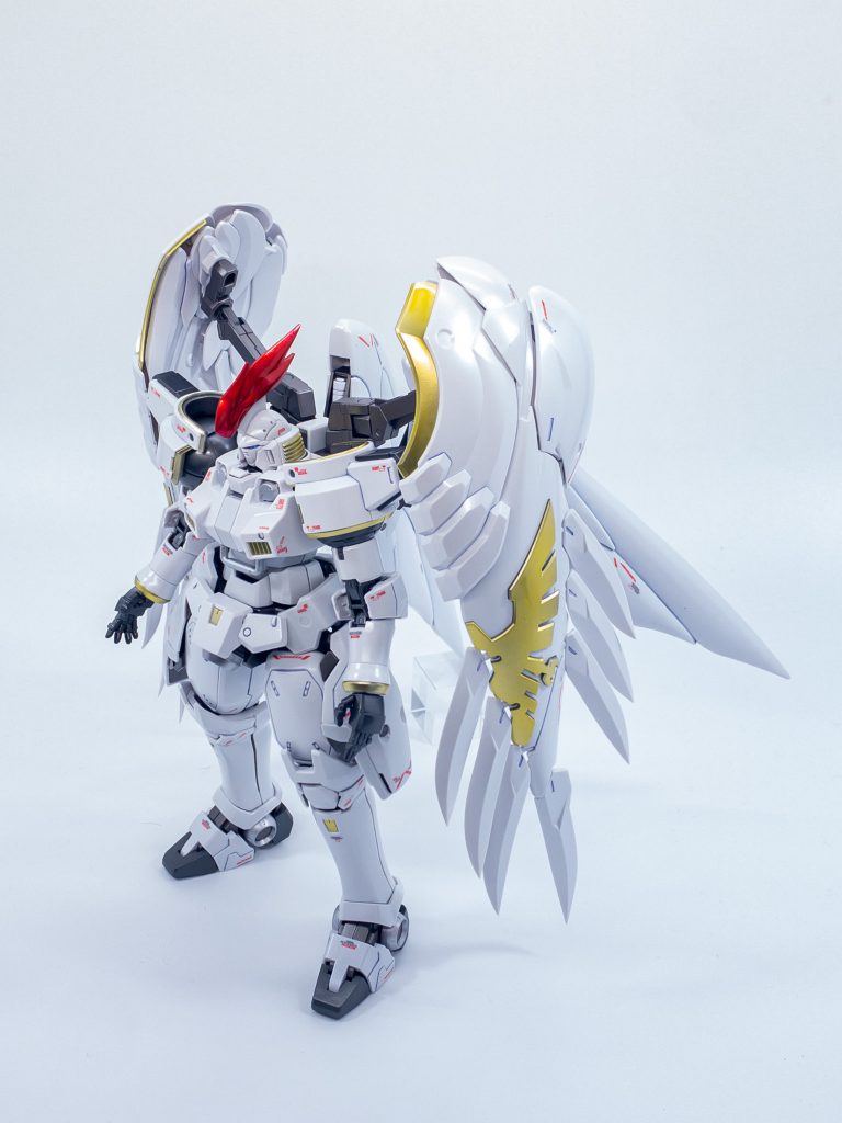 フレームを複数のメタリックカラーで塗り分け、トサカの赤と各部の金はキャンディ塗装です。白の装甲にはホワイトパールを吹いています。