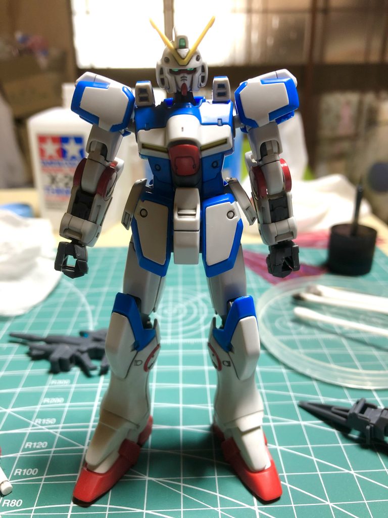 墨入れ…というか、ただ汚しただけ…と言った感じにになってしまいました^_^;顔面は良しとしても、脚部など曲線の部分が多く、深いモールドがあまりなくて墨入れもイマイチ決まらない感じですw