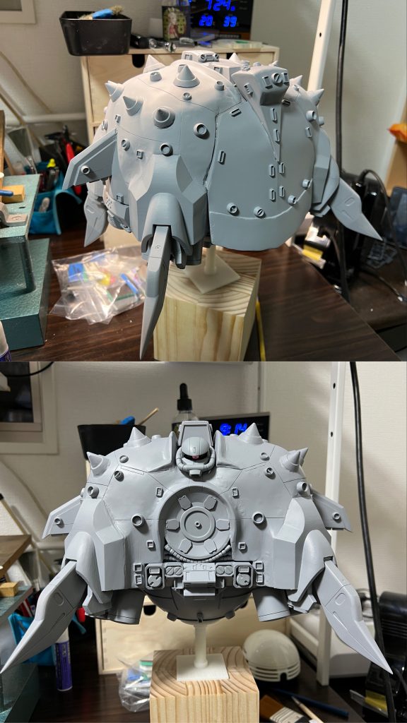 頭部後ろ装甲・背面装甲はプラ板と少々のエポパテにて作りました。全てのパーツの整形と接着が完了しましたが、これ以上時間をかけられないのと本体が大型化し過ぎたためにヤスリがけの作業がかなり厳しくなっていたのとで表面処理はここまてで妥協しました…机の上から部屋中にパテやプラの粉が舞っていて防塵マスクをしないと心配になるくらいでした、やはり大きい物を作るのにはそれなりの空間が必要なんだと実感しました。気になる凹凸は溶きパテを塗ってサフを吹いて造形は完了としました。