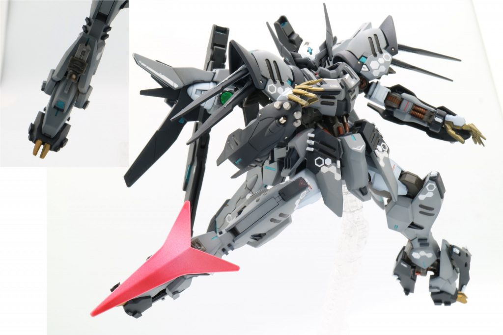 脚部ビーム発振ユニット「ウルクスレガース」は自作の板状パーツをポリキャップで挟む事で下方向にスライド可能、かつ接続部をマグネット式にすることで回転し、写真のようにつま先まで展開するシールド兼ビームブレードとして使用可能です。また、ビルドダイバーズ終盤のダブルオースカイvs GP羅刹のように、ビームを保持せず射出することも可能。両手がふさがっている状態でも出せる武装が欲しいと思って装備しました。