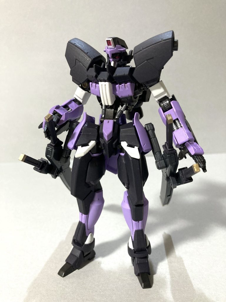 マントを外すと、とてもスマートでシンプルな機体。装備も太刀×２、小太刀×２と刀のみを使用。上半身は基本フラウロス、肩は流星号、脚はAGE1スパローより。