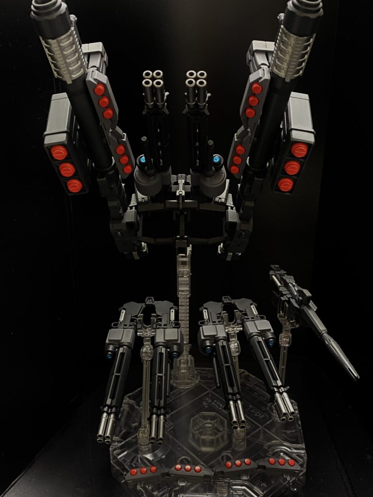 このキット、武器だけで1週間かかった。先に作った武器だけで写真撮ってみたけど、これはこれで飾りたいぐらい。