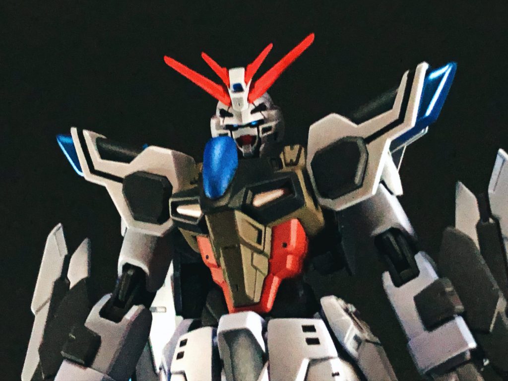 胴体のアップ口部分が赤いのはシャイニングガンダムリスペクトです。他にも大型化した胴体の中心パーツ、改修された腕部など、元の機体より強化された風にパーツを選びました。