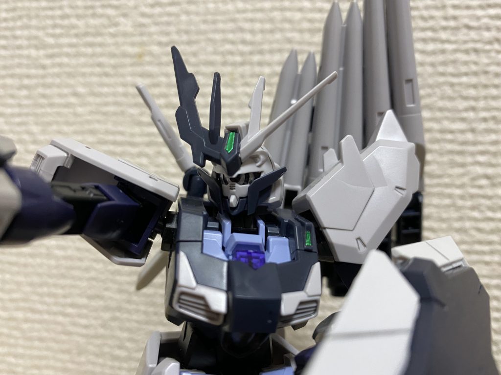 継続して瞳は銀色です。クリアパーツないのでこちらの方が見やすい。