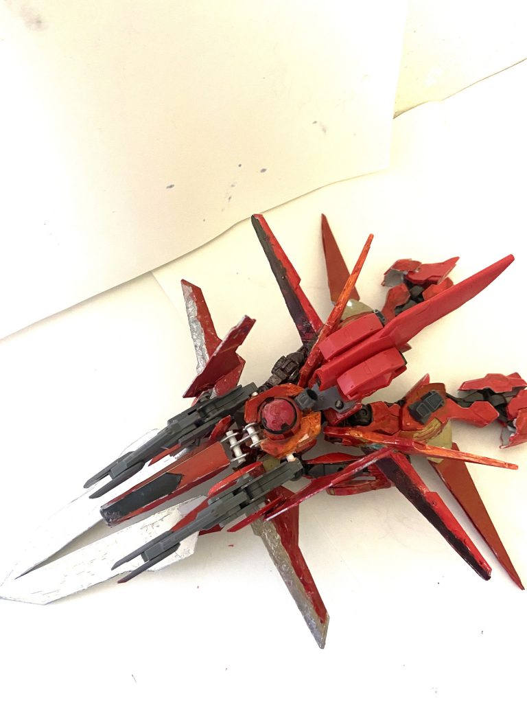 飛行形態にも改良が加えられており各所にウイングパーツが追加腰部にブースター増設、そして機体前面にブレードを追加されておりこれにより相手を貫くあるいはアリオスのように挟み切る戦法が可能。