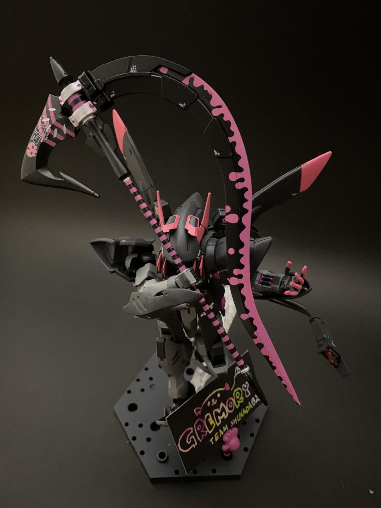 武器の鎌は幼女が勝手に作って勝手に使っている武器です。父親が作った銃火器で戦うより上手に戦えたため父親も黙認しています。本体と鎌で色や作風？が若干ズレています。(本体→ライラックピンク+蛍光ピンク)(鎌→ライラックピンク)