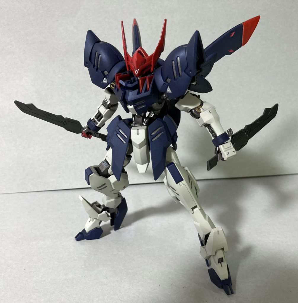 ショートブレードは取り外し可能で、手甲を排除した際に直接手に取って扱う。