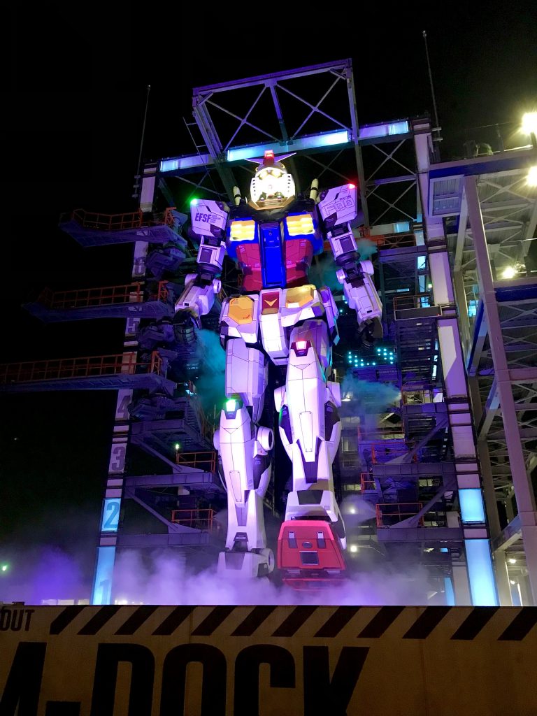 そして、もちろん夜のライトアップされたガンダムも見てきました! 下から見るガンダムも、一歩一歩踏みしめながらこちらへ向かってくる迫力が凄かったです✨