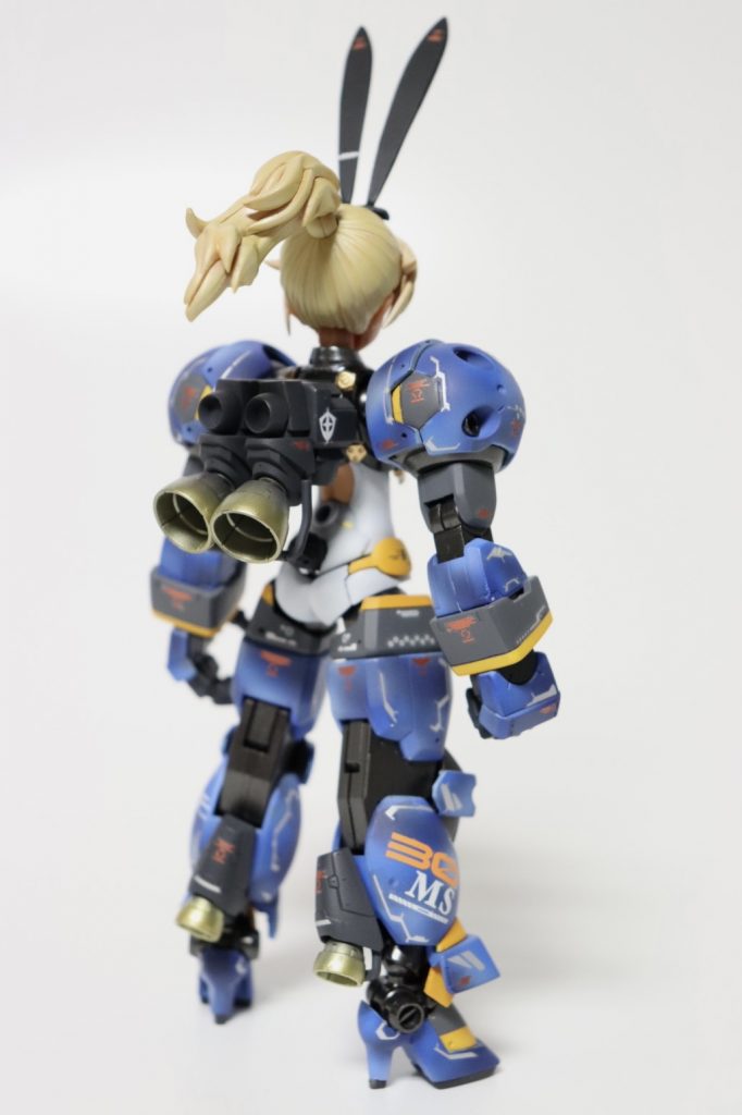 前後から30MSルルチェの頭部とボディにAGE1タイタスの手足を装備しました。腕はタイタスそのまま、脚は足首をノーベルガンダムの足首に変更してハイヒール化してガール感とセクシーさをプラス。そしてバニーなロングウサミミとお尻のしっぽ。