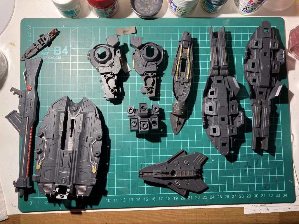 表面の赤の塗り面積もかなりゲッソリしましたが、裏側のこのゴツゴツした巨大パーツ群も筆塗りにはかなり難しさを感じました。とは言え、パーツ分割したらゲート処理作業が増える訳で。あちらを立てればこちらが立たず。しかしこのサイズの1パーツ成形でこのモールドの量。恐ろしい成形技術です。