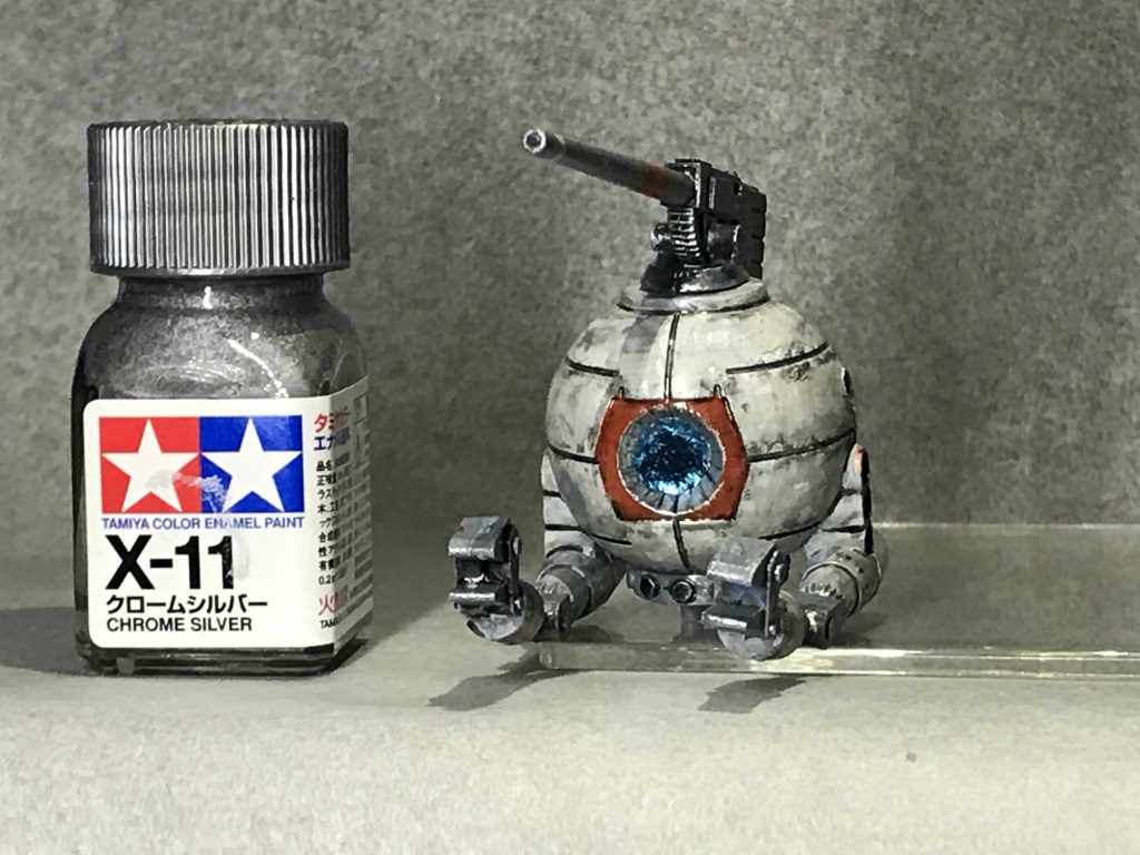 一応、皆さん持っているであろうエナメル塗料の瓶を比較対象に