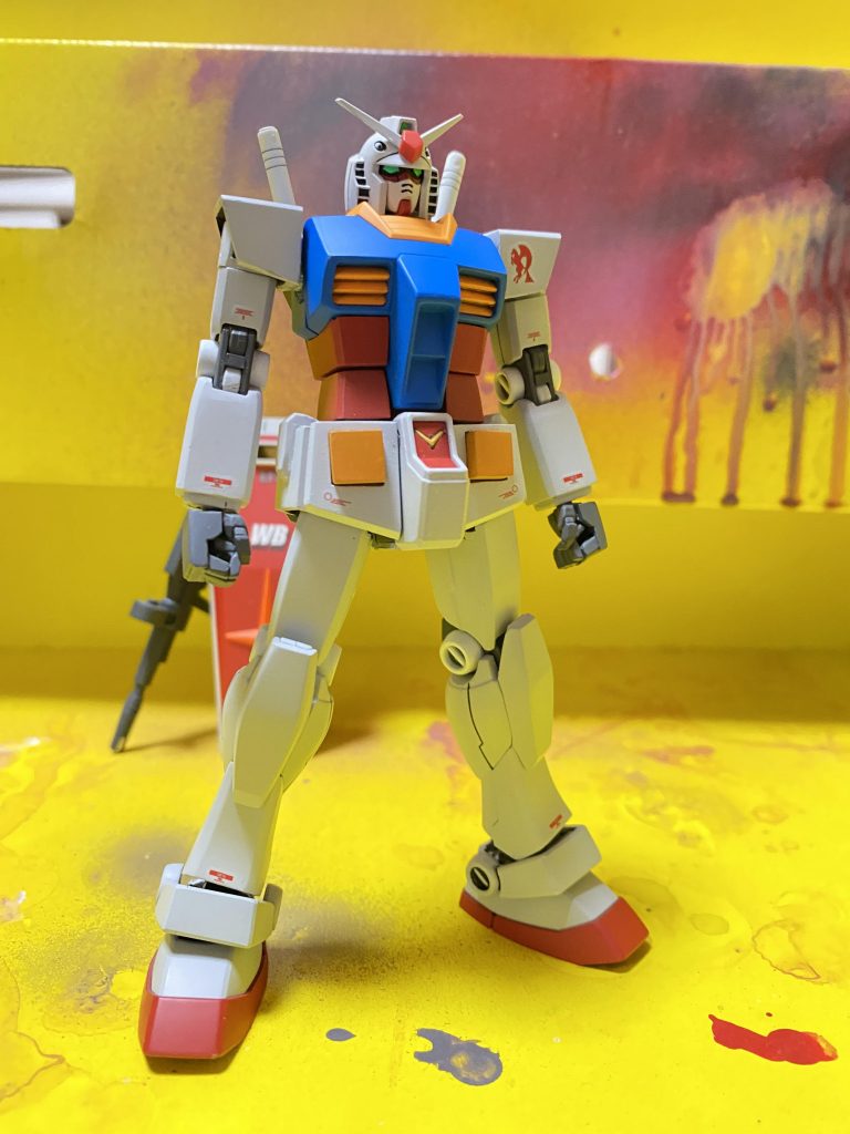 改造は最小限にしてリバイブ版を楽しみました。上から、頭の合わせ目はYouTubeである方のを見て真似をしました。肩をプラ板で新造しました。胸と腹を左右1ミリづつ幅増ししました。腰のフロントとサイドを好みの形状にしました。足は、太ももの外装のみ2ミリ延長、膝アーマーはパテで好みの形状に作り直し、スネアーマーは左右0.5ミリプラ板で幅増し、アンクルアーマーはスネアーマーに追従するよう改造しました。長くなった…