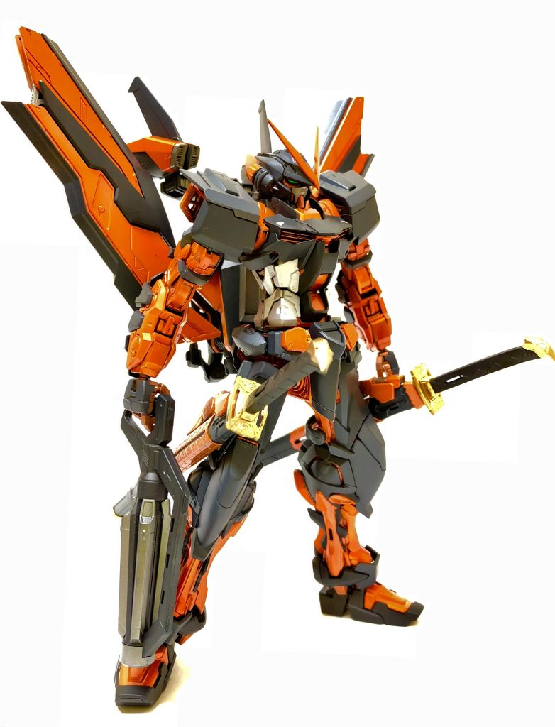 改造は一切無し、表面処理もゲートのあった面程度で塗装に力を入れて仕上げています。全体のオレンジは蛍光オレンジと蛍光レッドを調色したものでキャンディ塗装しています。一方ブラック部はオレンジを引き立たせる為につや消しの2色を使用しています。