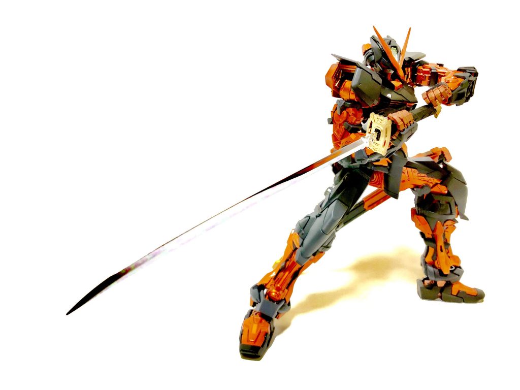 アストレイはデザイン上メインカラー部が関節にもなっているため、関節周りの塗膜保護には細心の注意を払っています。具体的な対策としては関節周りの引っかかりを極力減らし、どうしても擦れる場所にミニ四駆用グリスを塗布しています。