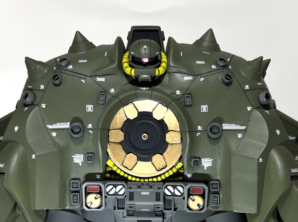 可動箇所は頭部とモノアイ、前後4本の足のみとなります。足を上げて高速状態を再現できるようになっています。意外と劇中ではこの状態の方が多いと思いました。アンサンブルのアプサラスの可動を意識してみました。