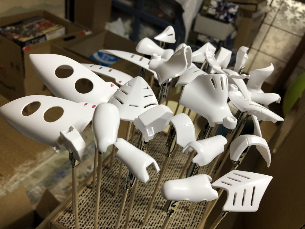 大部分を占める白パーツをクリアパールで塗装します。ラッカー使うのが初めてだったので、安易に部屋で吹いてえらいことになりました…反省してます^_^;