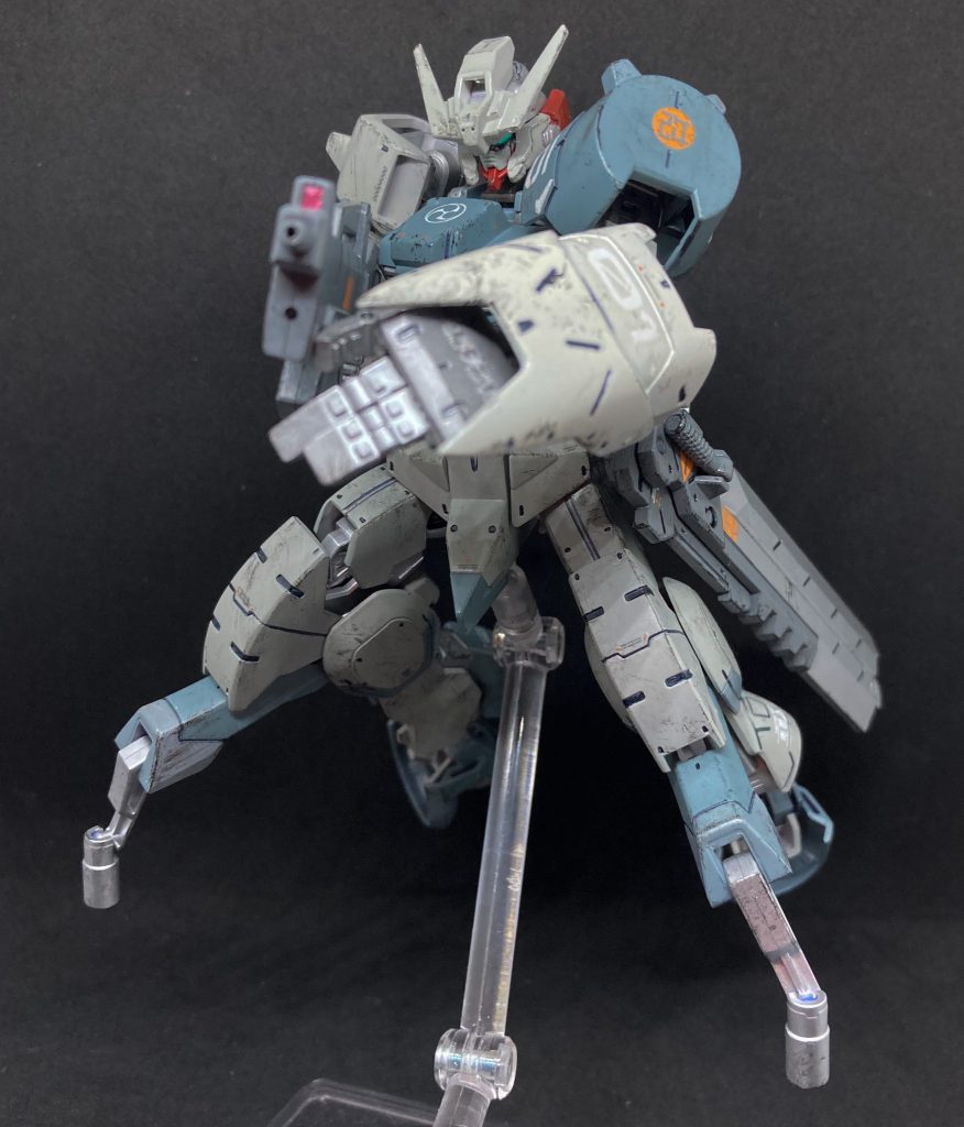 脚部スラスター展開、巡行形態へ。スネの装甲が1ピースですが塗り分けるとちゃんとやった感があって良いですね