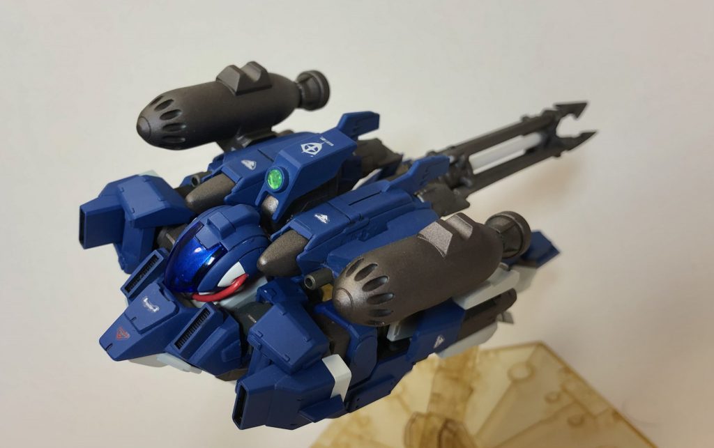 オプション兵装として、強襲揚陸用ジェットパックも装備できます!ポケ戦のハイゴッグの活躍を思い出し、あんな風に海中から急襲できたらかっこいいなぁと思い作りました。パック前側にミサイルランチャーも装備しており、上陸後の火力も安心。(ガンキャノンのスプレーミサイルランチャーをアレンジしてます)