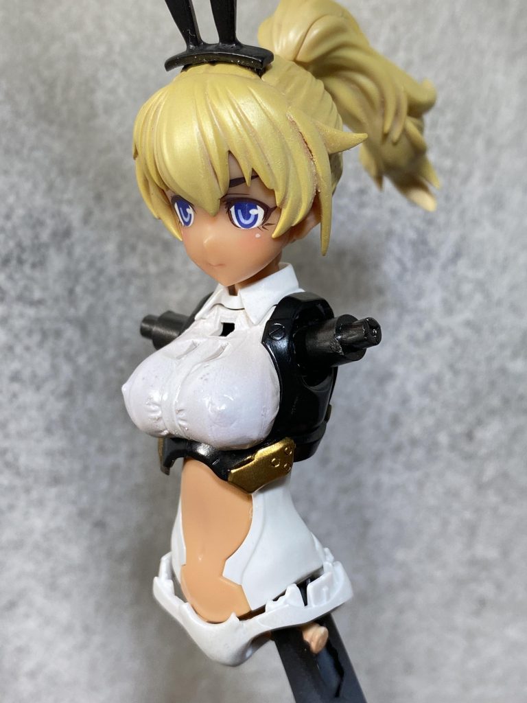 先っちょ加工 塗装開始!!最初胸元は透け塗装にしてたんですが、セクシー過ぎたので白でコート なお先っちょに1ミリプラ棒を取り付けて回りに瞬着パテ盛った所、輪っかまで再現なのは単なる偶然。