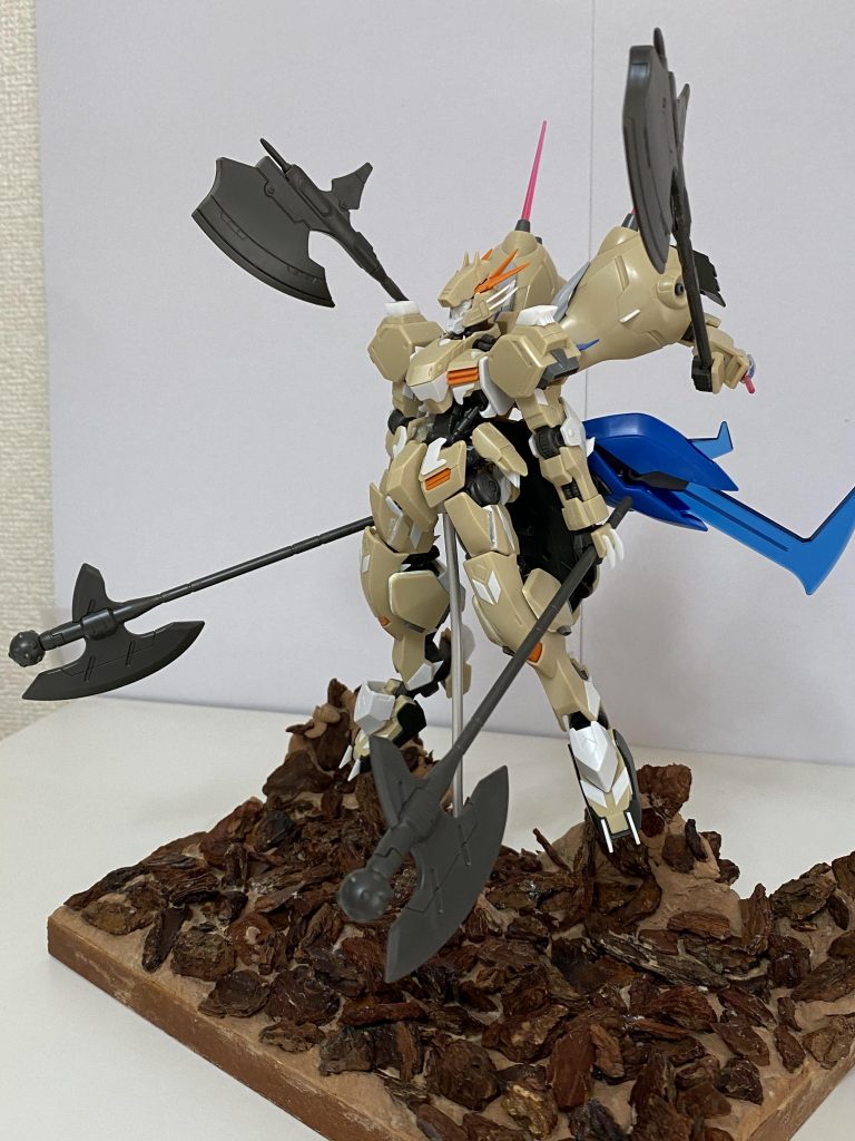 プラバン追加したところがある程度わかるかと思います。ギラ・ギラーガのパーツがジャンクであったので強引に盾と結合しています。ピンクのとんがりはビームサーベルの余剰パーツです。