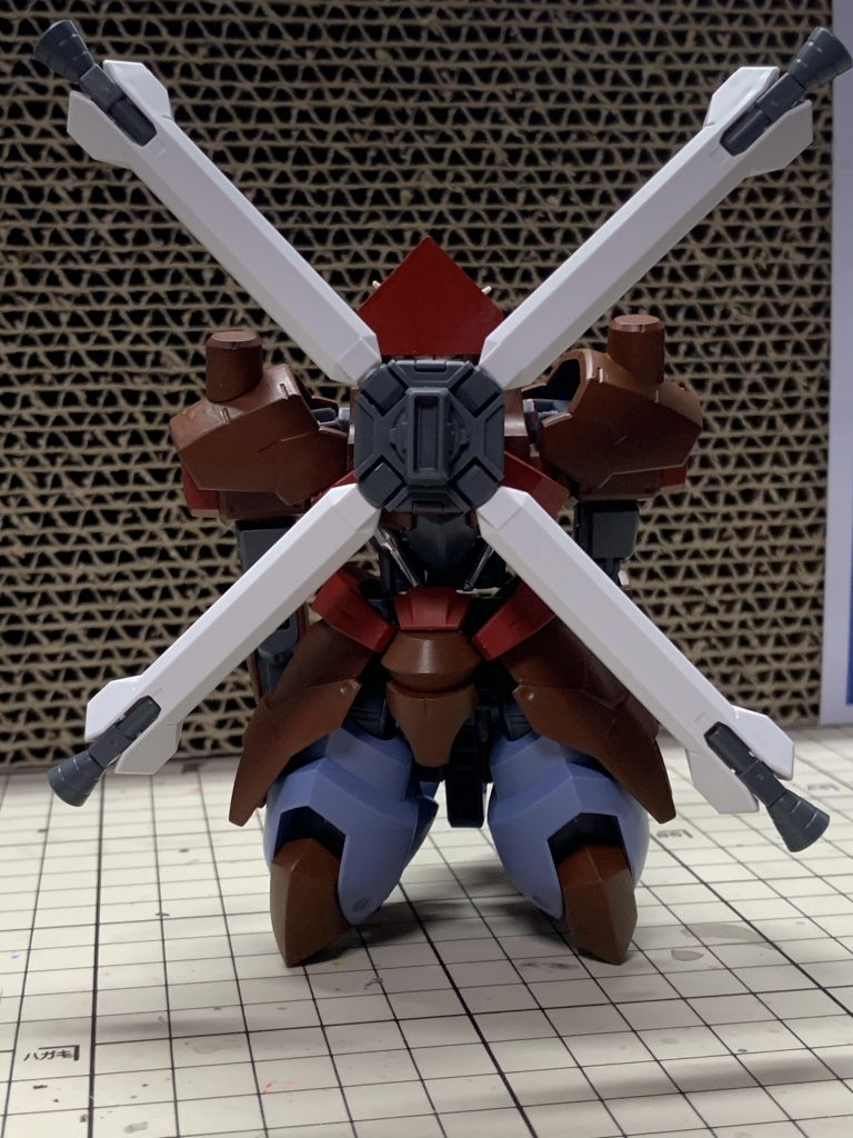 風車形態は変形機能ではなく、ファイターが頑張って膝ついて手を後ろに回してるだけだぞ!「全世界に風車戦法バレてるし変形機能いらなくね?」というネオオランダ首脳部の英断により変形機能はオミット、コストカットと機体性能そのものの向上が図られているぞ!賢いね!