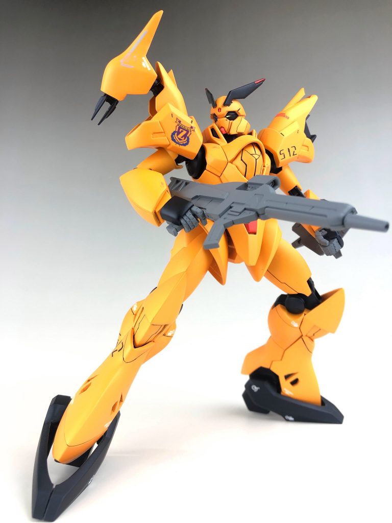 特徴である右肩のビームガンは磁石接続による収納、展開に。アーマーも少し大型化しつつ形状を変え、左右共通のモールドはパテを盛り削り。