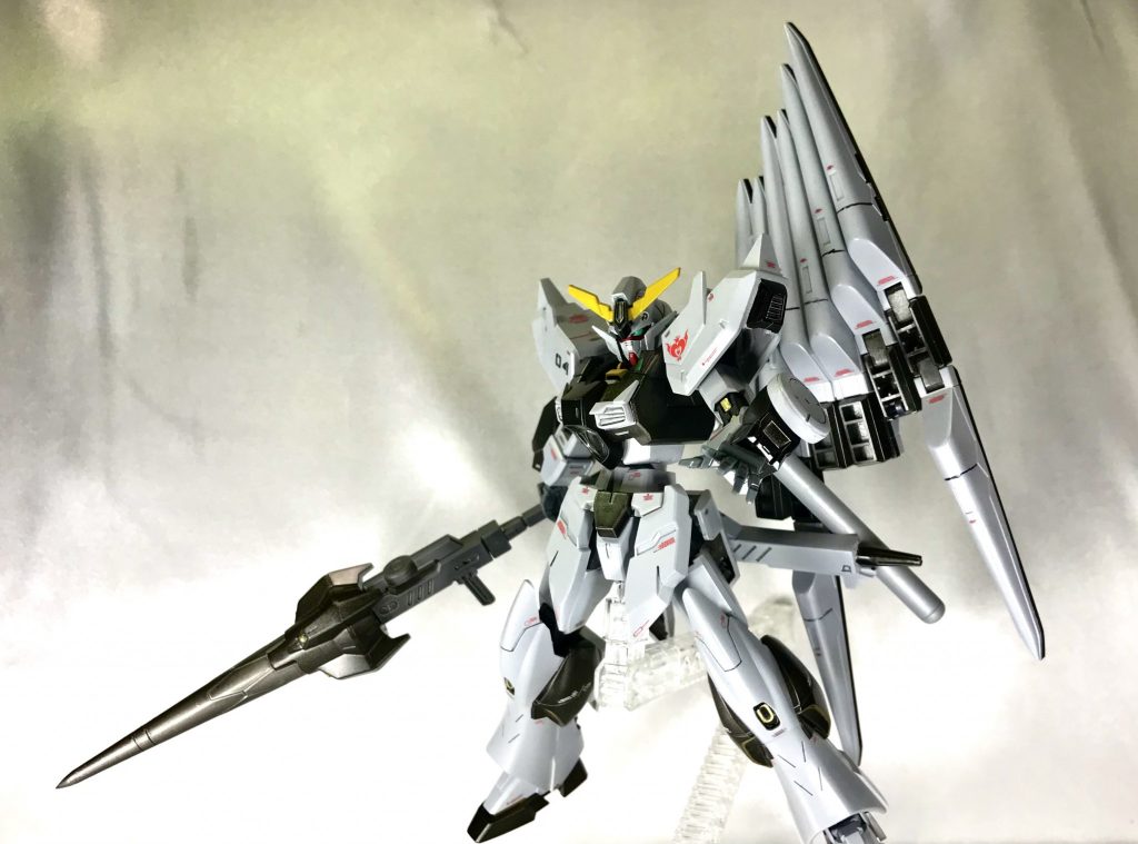 脳内設定では、第二のマフティーのような組織であるユニファイがブッホ・エアロダイナミクスの資金援助を受けながら共同制作したので、この時のデータが後のクロスボーンバンガードのMSへ受け継がれるのをイメージしました。νガンダムをモチーフにしたのは、アクシズショックを引き起こして地球を救ったνガンダムはアースノイド、スペースノイド関係無く人々からの支持を得ているためにプロパガンダとして利用している面もあるワケですね☝🏻