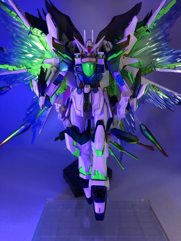 そして今回は光の翼も手に入りましたのでこんな感じの写真も！足にサイコフレーム追加したり胴体や顔にも展開ギミックを仕込んだのでよりユニコーン要素が増やせました！