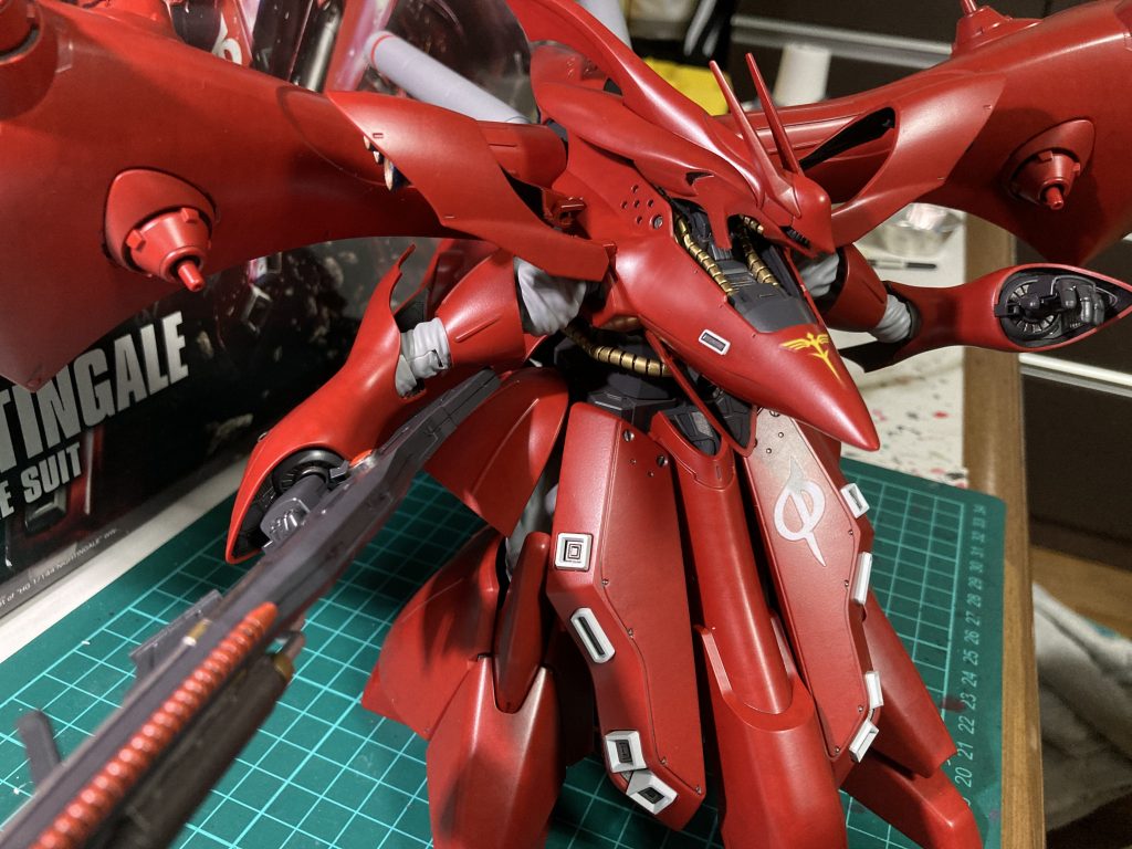 いつもの如く筆塗り全塗装仕上げです。赤を設定色より暗めにして重厚感アップを狙いました。赤が暗い分、濃いグレー・薄いグレー部共に青みを増して全体のトーンを調整したつもりですが、ぶっちゃけこれ単体で見ても良く解らないし伝わらない笑でも良いんです。漢の趣味とはいかに自己を満足させるかを追求するものと思ってますから。