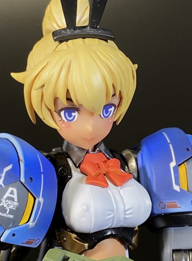 お顔胸元アップで。胸元は30MSオプションパーツ、メイドアーマーから。どうにもたまらない造形のパーツなので、インナーアーマーの乳バンドは付けて無い設定に。頭部はルルチェのデフォルトの髪型にちょい足し、顔はタンポ印刷の上からメガミデバイスの瞳デカールと切り出したまつ毛デカールを追い貼りしてます。(写真によって蒼目と緑目の2パターンあります)