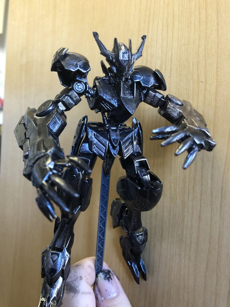 塗装。缶スプレーでシルバーを吹いたあとタミヤアクリルのブロンズで筆塗り。久しぶりの筆塗りで何度も塗り直したがウェザリングとかコケ植えたりしたから大雑把でよかったかも