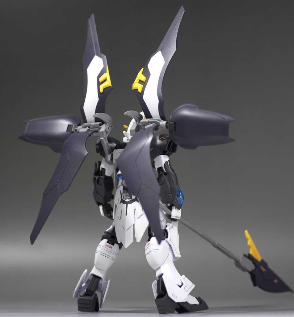 バーニア内部はクリアーブルーで塗装。カラーリングはデスサイズEWを参考に。