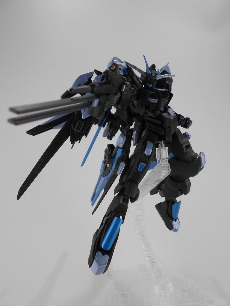 ビームライフル改・「ズティーパ」。V2ガンダムのビームライフルの下部にメガビームライフルのバレルを追加して、連射が出来るビームライフルと威力重視のメガビームライフルを使い分けることができます。不使用時はバックパックに付けることもできます。「ズティーパ」はロシア語で「清滝」のアナグラムです。