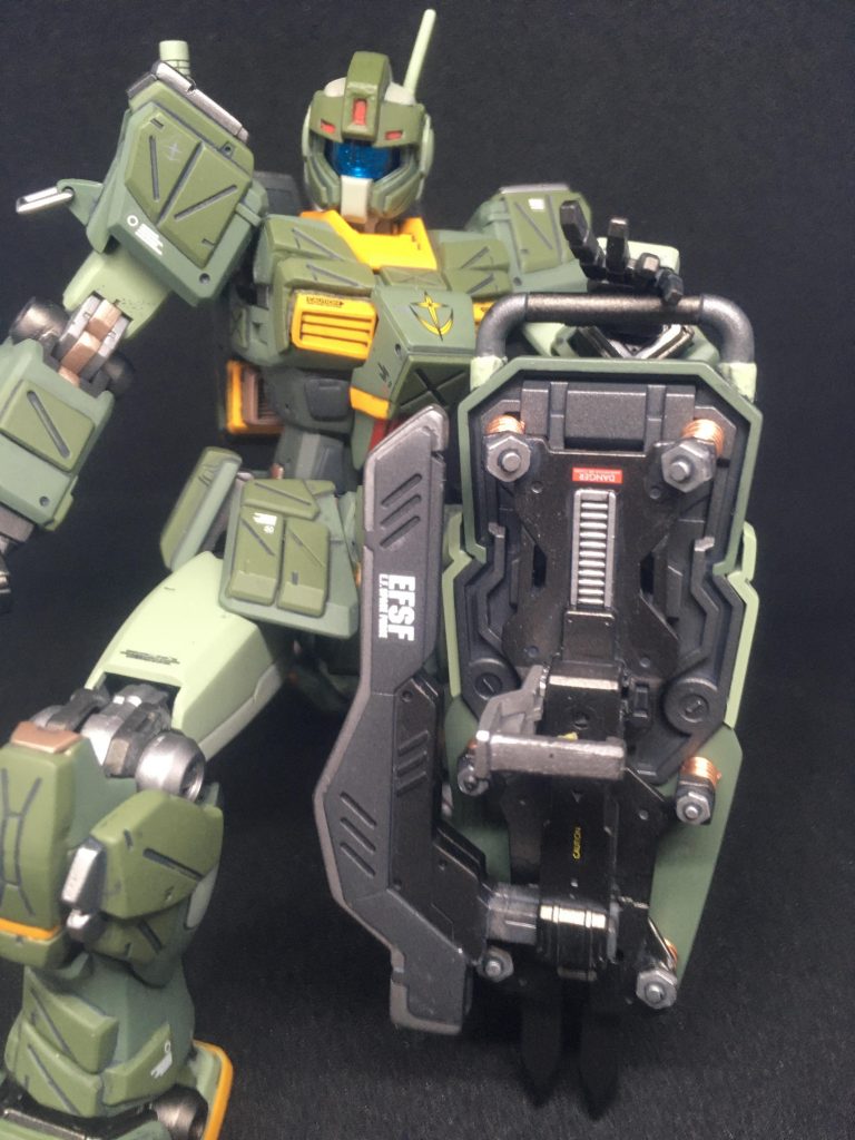 盾はBEYOND GLOBALのやつの基部がピン位置の移動だけでジムスト盾のポリキャップにはまったので、使わない穴をプラ棒とMSGのボルトと銅線でダンパー状にしてそれっぽく。