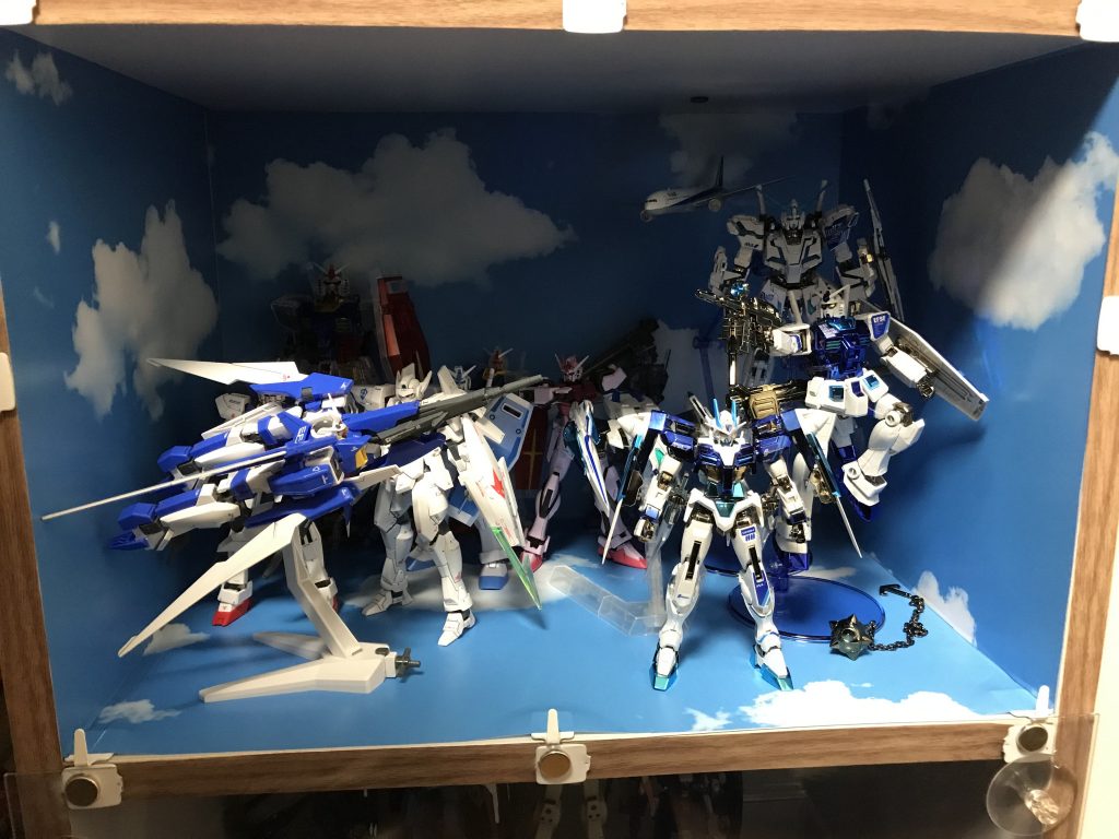 同じく100均で売っているリメイクシート等を使えば、情景にあった展示も可能です!埃も入らず透明度も高い!しかも2千円以下で作成可能です✨