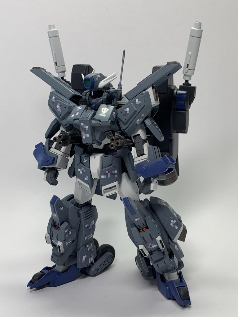 正面。今回は専用デカールを用いてピクセル迷彩に初挑戦してみました。腰部のビームガトリングはDODS効果は無いが、速射性を活かして電磁装甲も撃ち破る威力を持つ。