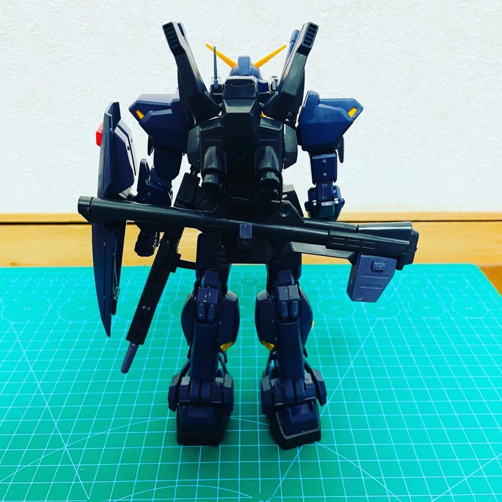 後ろ姿です!!背中にはバズーカを持たせ、左の腰にはライフル銃をセットさせました( ^ω^ )