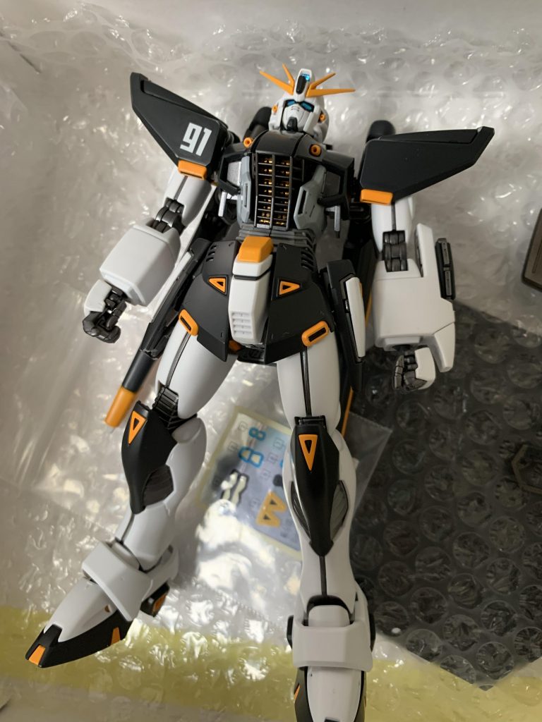 自然光ではこんな感じです。デカールの91の文字は30 MINUTES MISSION のデカールを使用しました。白部分は実は元のF91の素のままつや消しを吹いただけ、黒はニュートラルグレーⅤです。初期に予定していたイメージとは少し(かなり?)変わりましたが、個人的にはこれはこれでヨシと思ってますw😅