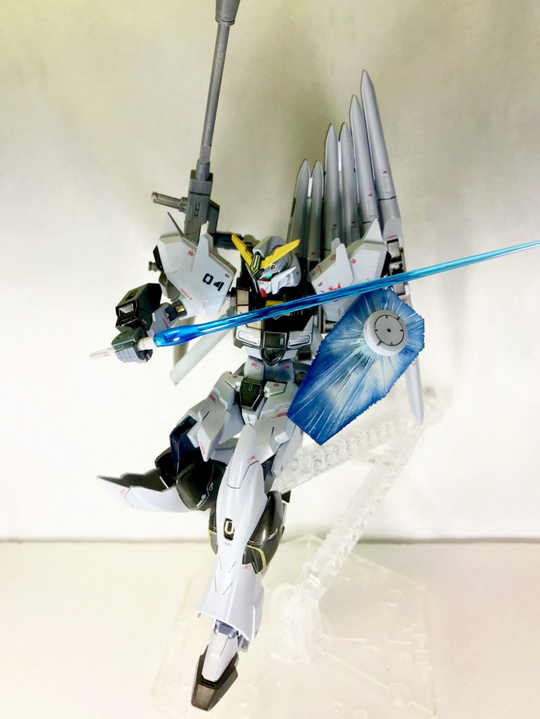 要は「皆のヒーローνガンダムを小型化したよ！」って事です笑←ちなみにビームシールドはG-セイバーのを使用しました😌ウェザリングマスターのスノーと青焼けで濃淡を付けて淡い感じを出しました！