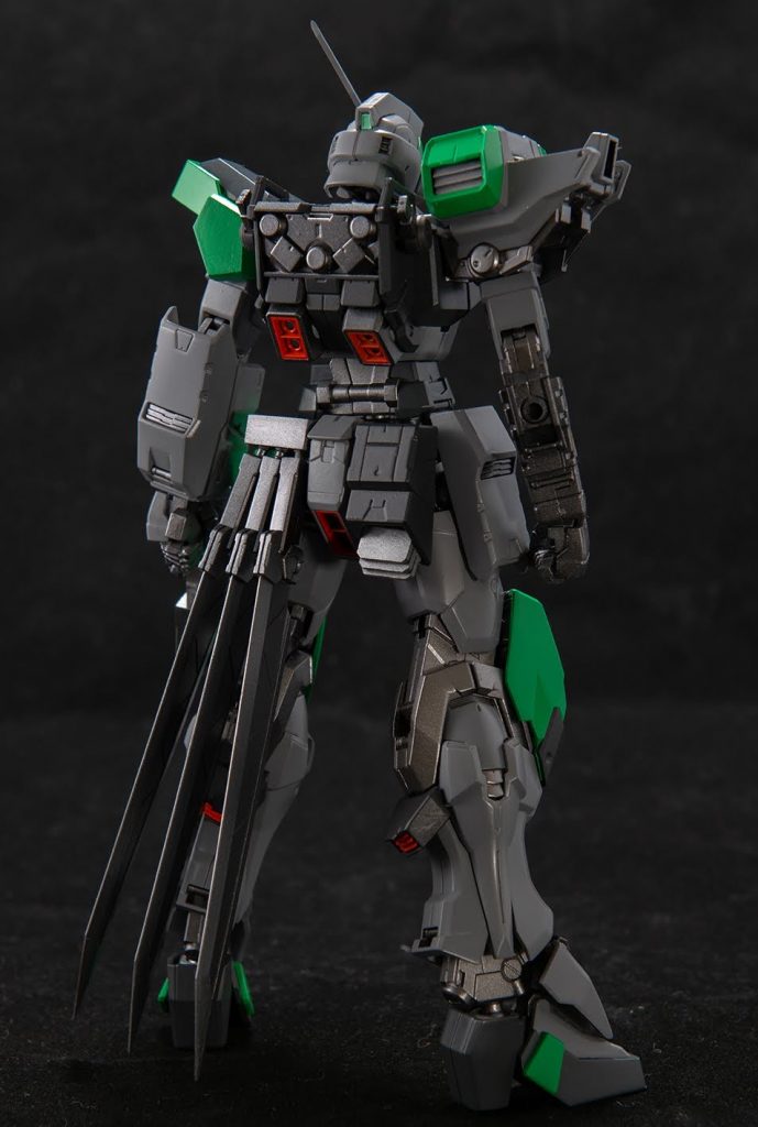 リアスカートには3本の実体剣を装備。それぞれがハンドガンに着脱可能です。(画像1枚目参照)左腕の外装はキットのままですが、元々大型である事やフレームのままの右腕のお陰でガントレットのように見えるのはお気に入りのポイントです。