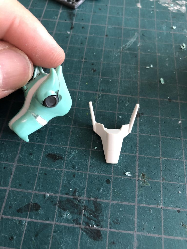 右肩は、妖怪ウォッチのプラモと、ダブルオー？の胸部の部品で作成。