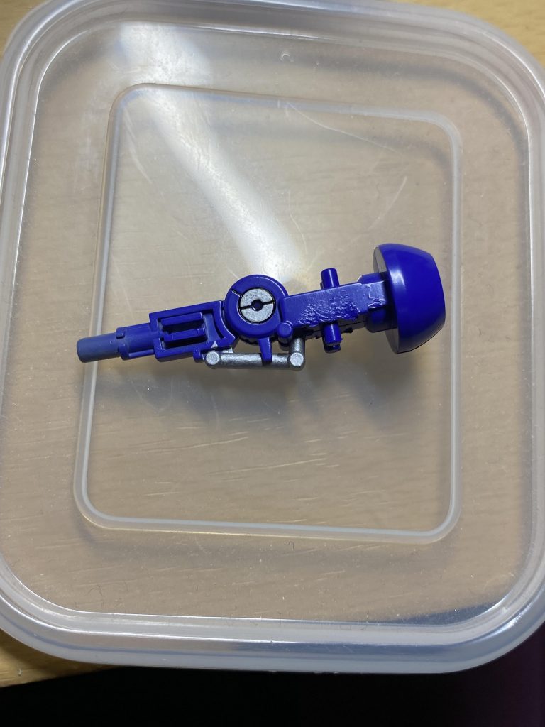 エアブラシで青(ラッカー塗料)を塗った後、筆塗りでシルバー(水性塗料)を塗り分け。エナメル塗料の黒でスミ入れをしています。