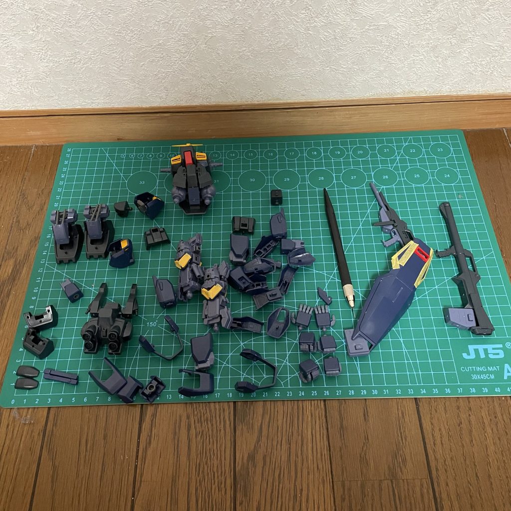 そして塗装準備のため、荒かたばらした姿がこちら!!マスターグレードなんで、部品は多いけどその分大きいから、塗りやすいと思います♪