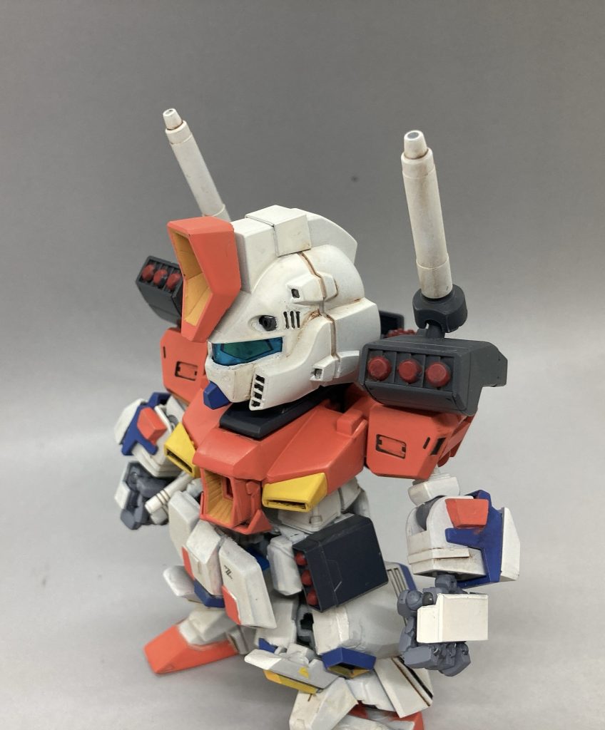 肩のミサイルポットとビームキャノンは前方に向けられます。