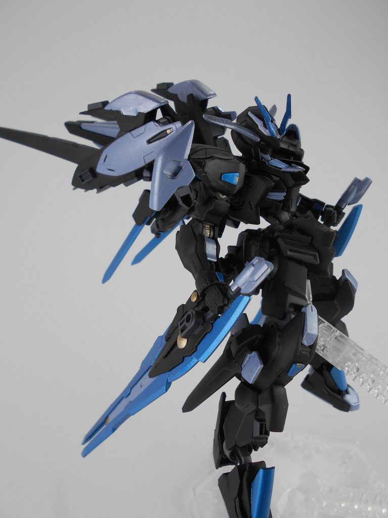 電磁砲改・「ニザート」。バエルの電磁砲を威力重視に変更し、連射精度を下げています。射撃武器が多数装備されているのとメインスラスターである翼の稼働が大きく制限され、使用機会が少なくなったため奇襲性の高くするように威力重視にしています。「ニザート」のロシア語で「急滝」のアナグラムです。